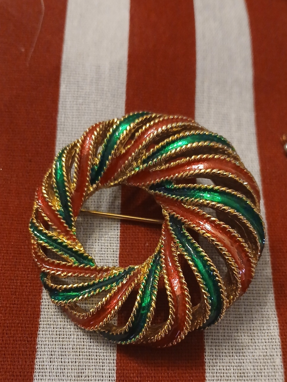 Vintage Winard Enameled Holiday Wreath Brooch"  Signed Excellent Condition